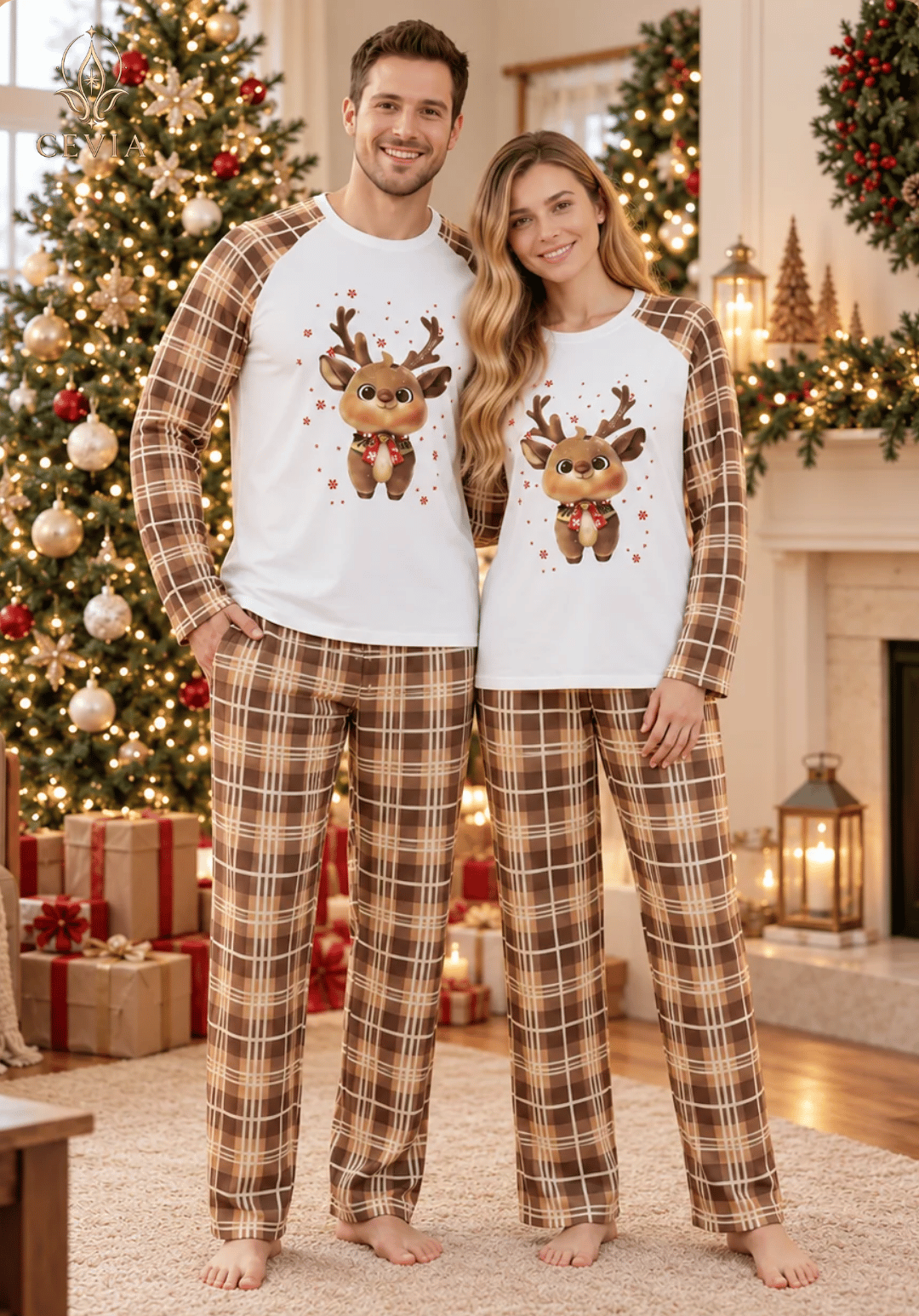 أطقم بيجامات كريسماس عائلية متطابقة — Cozy Reindeer Plaid