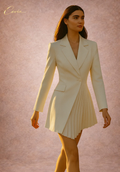 Das Elanora Plissee-Asymmetrie Blazerkleid — Elfenbein-Eleganz